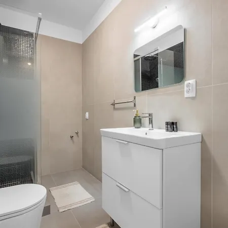 Xtn Chill House Aeroport With Parking Apartment *